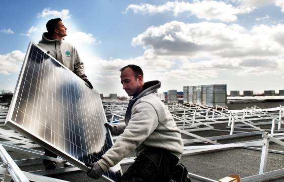 Montering af solceller på taget af Topdanmark. Foto: Tommy Verting